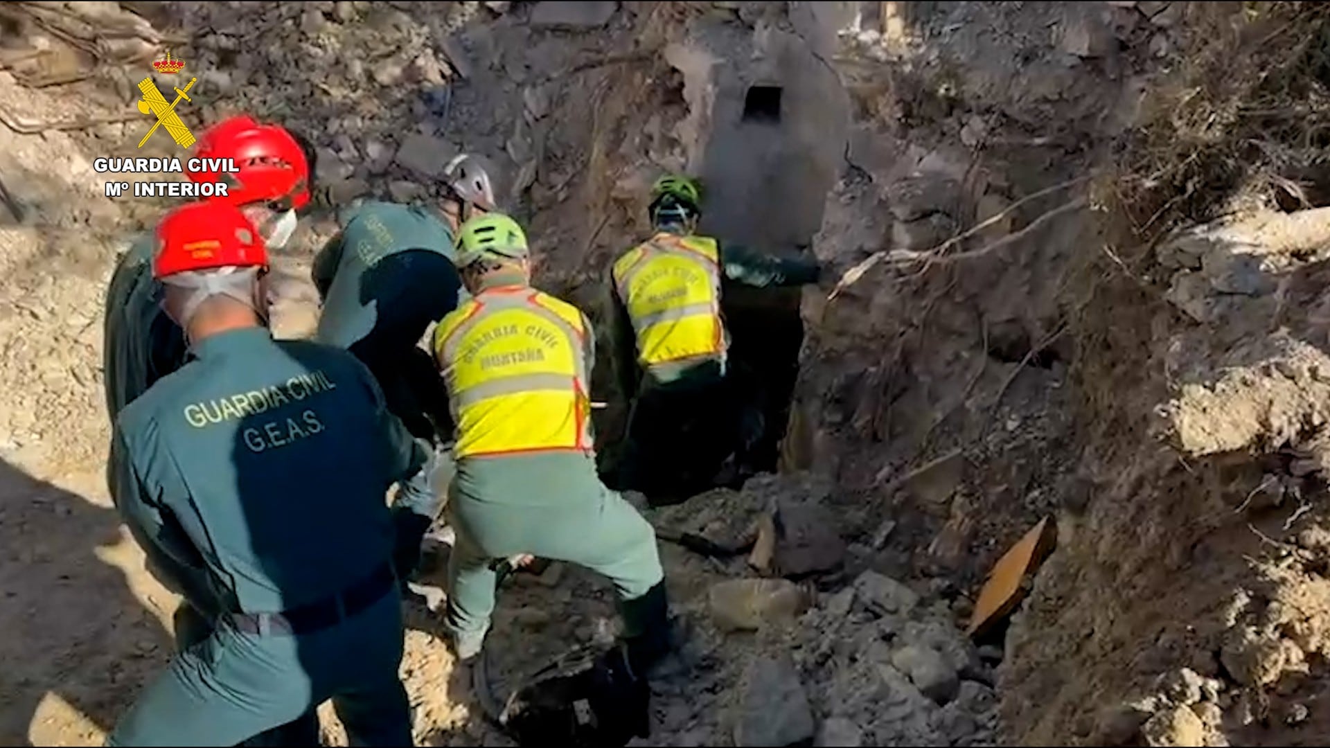 Los grupos de rescate trabajan en la recuperación del cuerpo de un joven en un pozo de la Vila Joiosa