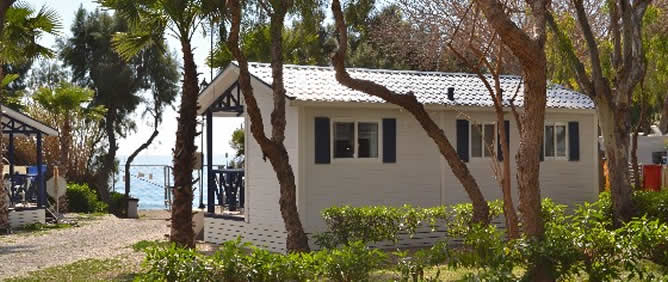 Uno de los bungalows del camping Castillo de Baños