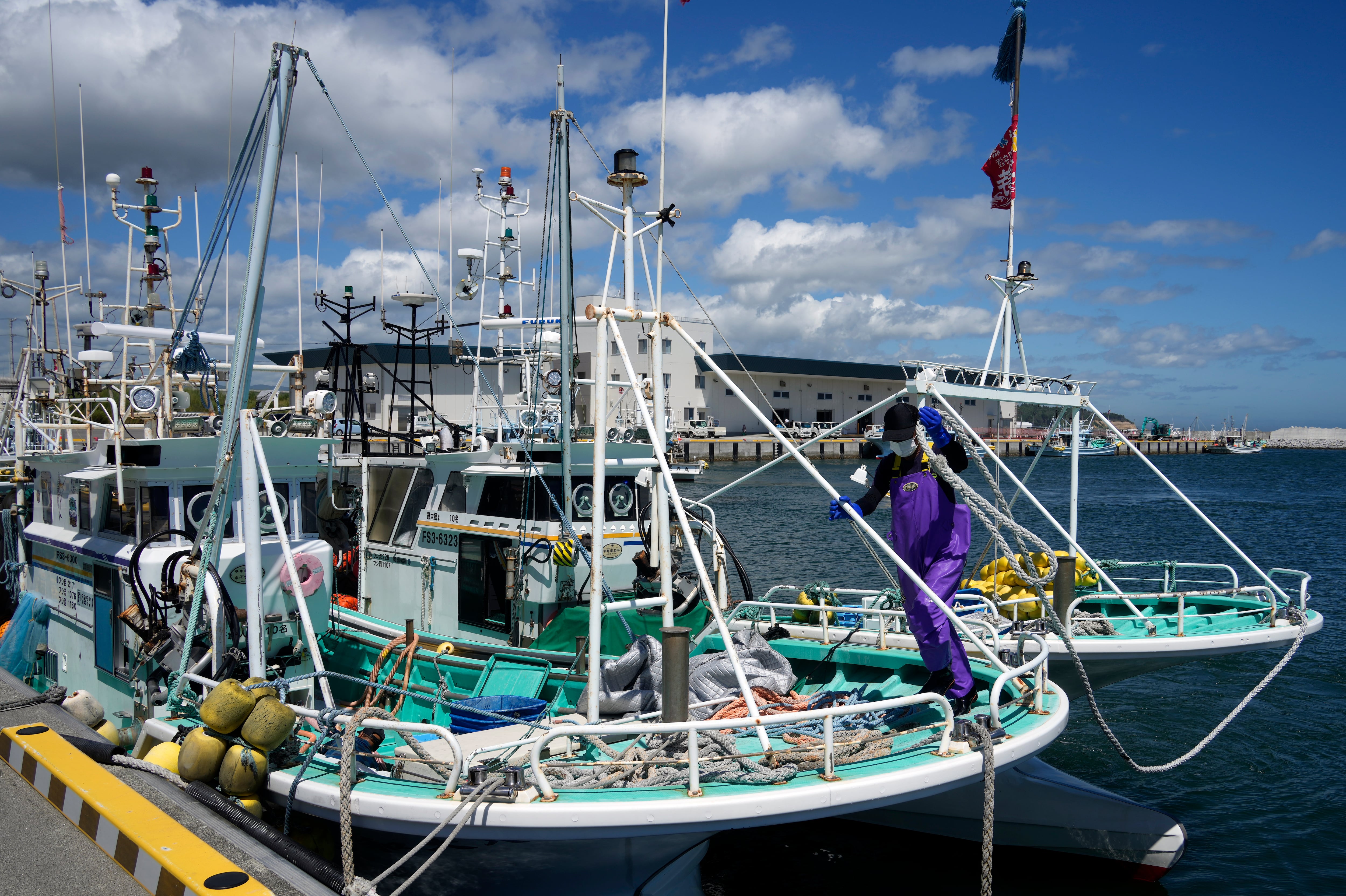 Barcos trabajan en el vertido de las aguas de Fukushima.  EFE/EPA/FRANCK ROBICHON