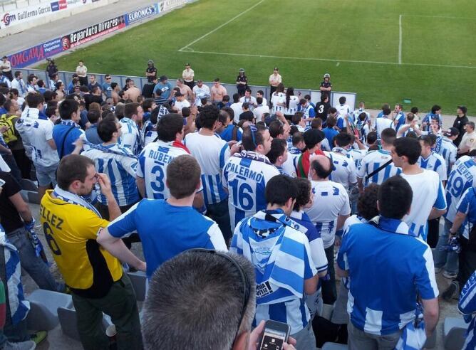 Aficionados del Alavés el año pasado en las gradas jienenses de La Victoria.