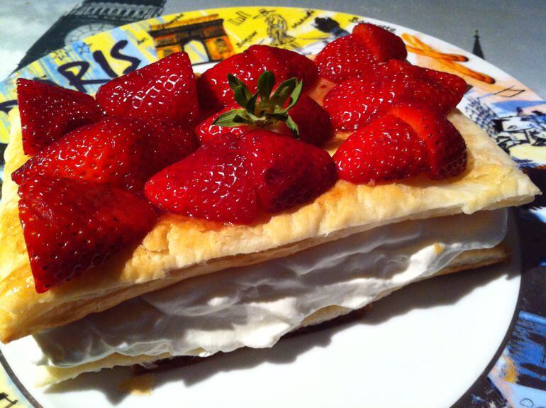 Hojaldre de fresas con nata.