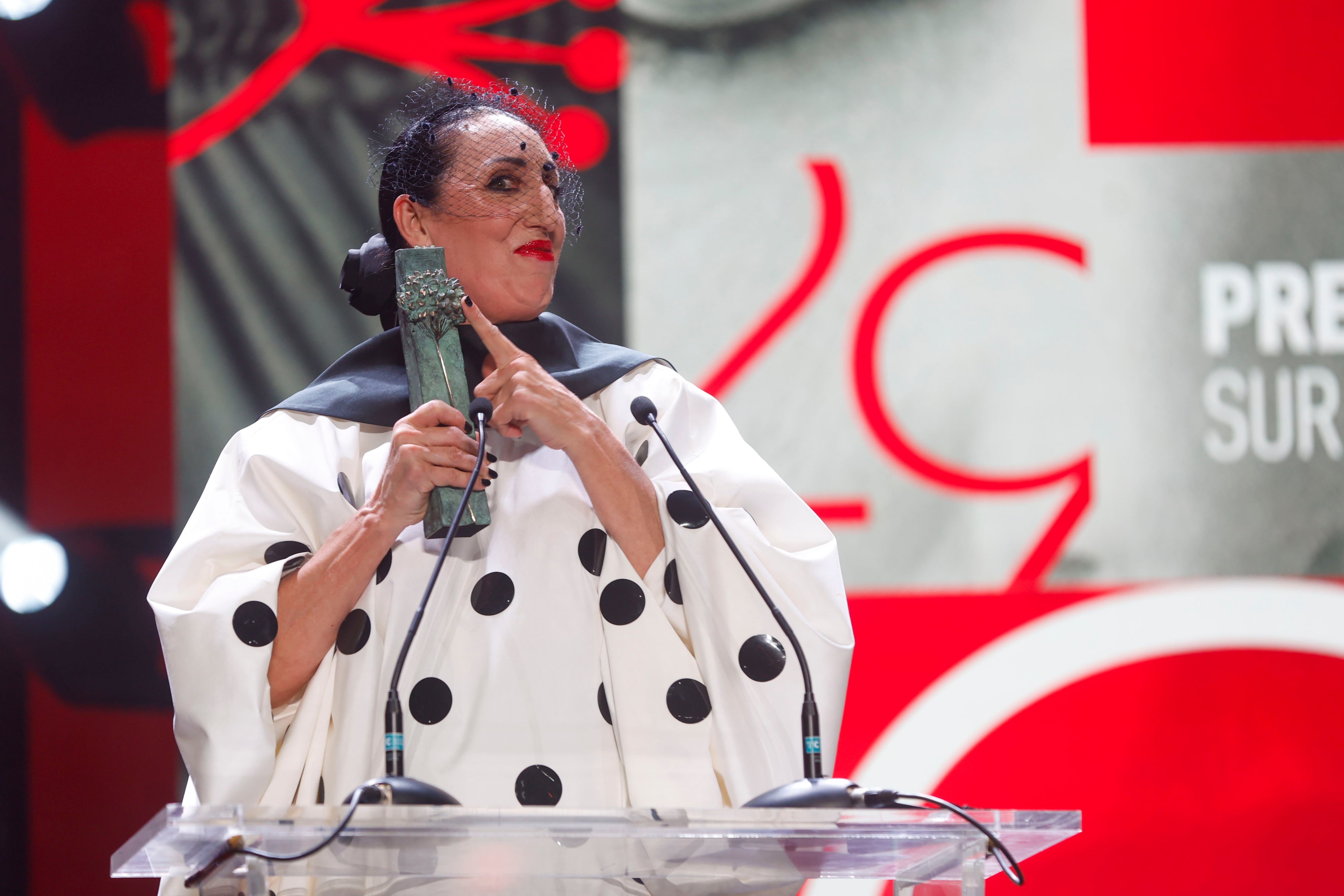 MÁLAGA, 07/03/2026.- La actriz Rossy de Palma recibe el premio Málaga Sur dentro el Festival de Cine en Español de Málaga, este sábado en el Teatro Cervantes. EFE/ Jorge Zapata