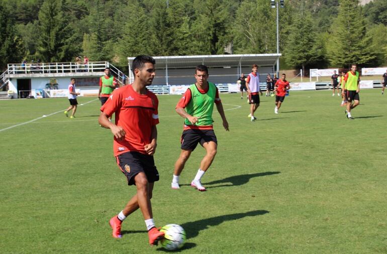 Ángel golpea el balón durante un entrenamiento