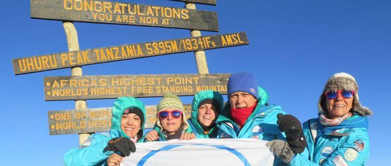 Equipo del Reto Pelayo. Araceli Oubiña, primera por la derecha.