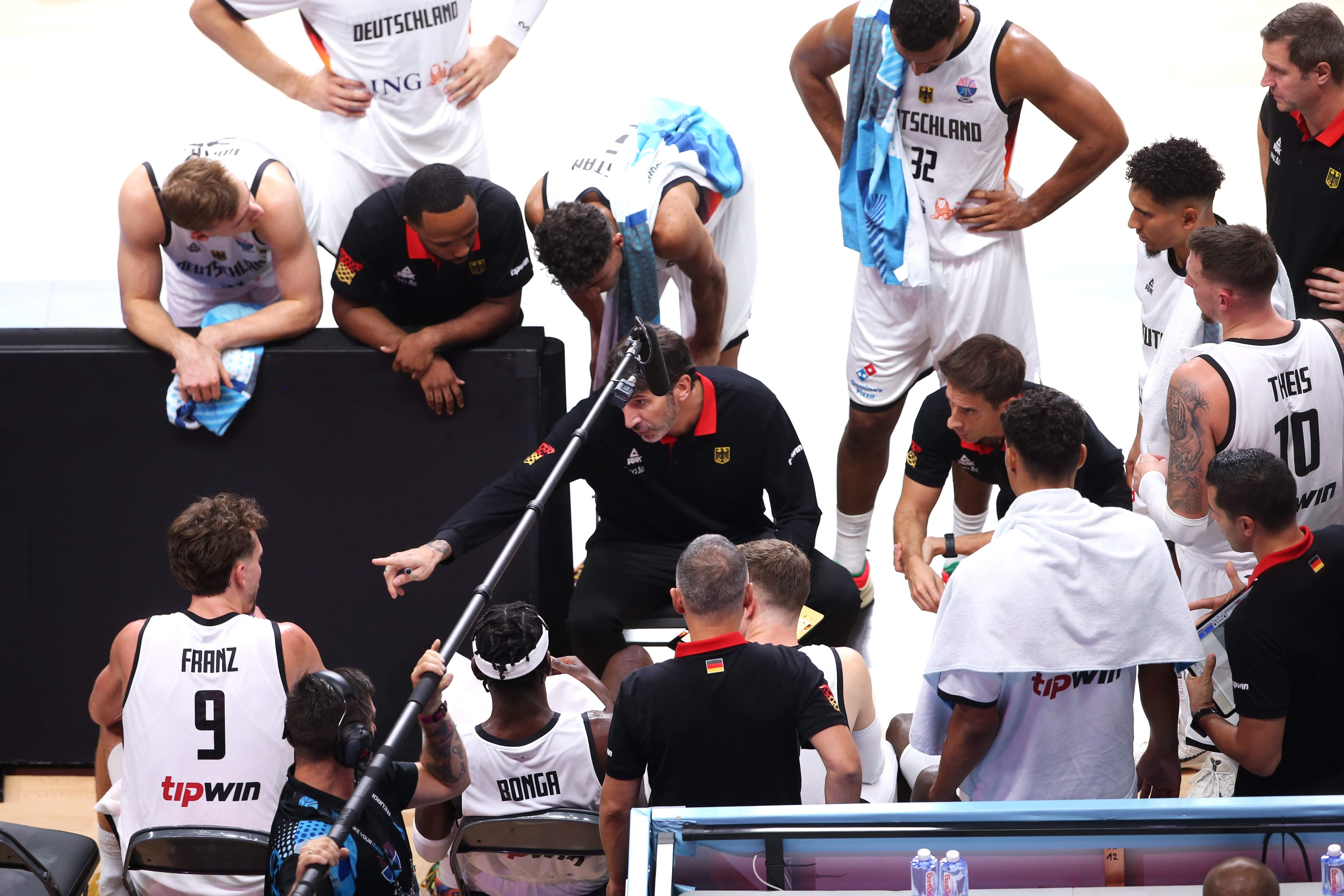 Álex Mumbrú habla con sus jugadores durante el Eurobasket