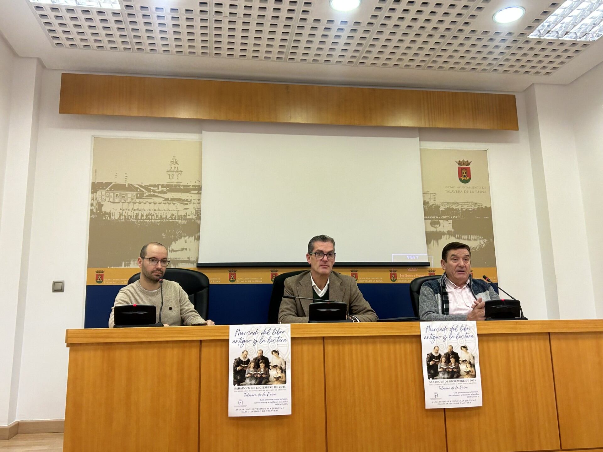 El concejal de Cultura, Enrique Etayo, durante la rueda de prensa que ha ofrecido este martes para presentar el I Mercado del Libro Antiguo y la Lectura, que organiza la Asociación de Vecinos de San Jerónimo.