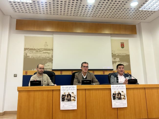 El concejal de Cultura, Enrique Etayo, durante la rueda de prensa que ha ofrecido este martes para presentar el I Mercado del Libro Antiguo y la Lectura, que organiza la Asociación de Vecinos de San Jerónimo.
