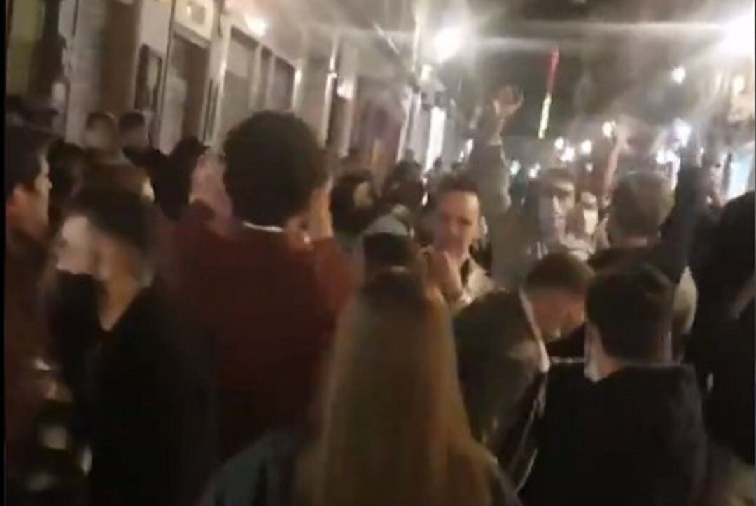 La calle Espoz y Mina de la capital compartida por un usuario en Twitter durante la noche de este viernes