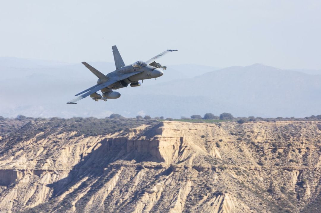 Cazabombardero F-18 en un ejercicio en Bardenas Reales