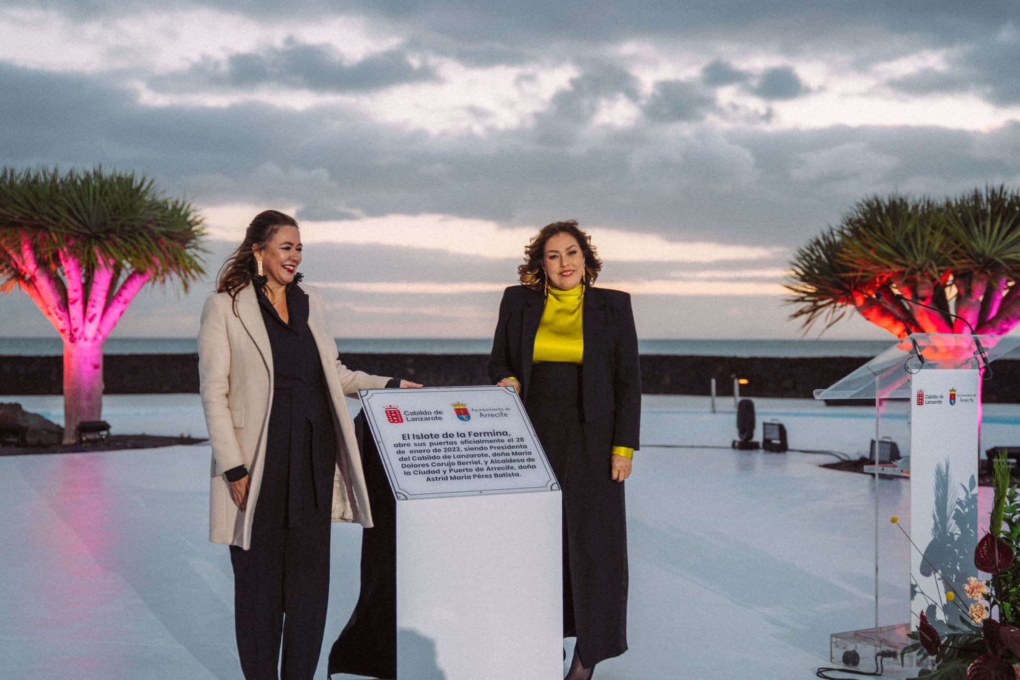 María Dolores Corujo, presidenta del Cabildo de Lanzarote, junto a Astrid Pérez, alcaldesa de Arrecife, descubriendo la placa inaugural en el Islote de la Fermina.