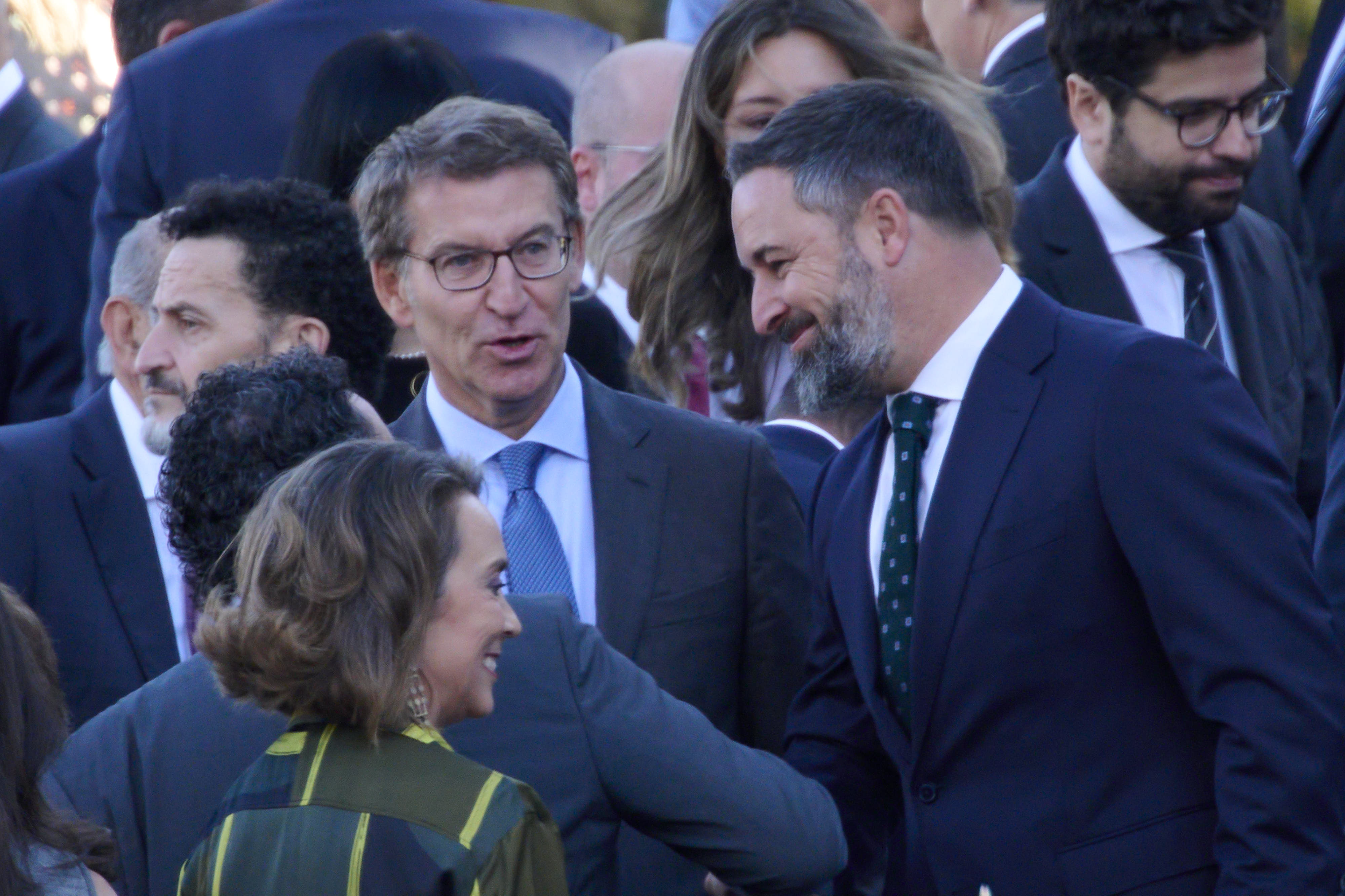 El líder del PP, Alberto Núñez Feijóo, junta a Santiago Abascal, del partido ultraderechista Vox, durante la marcha militar celebrada el pasado 12 de octubre, con motivo de la festividad nacional