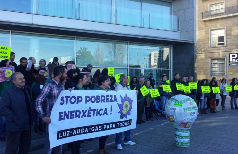 Bajo el lema &quot;Stop pobreza enerxética!&quot; se reunían este jueves ante la Xunta diversos colectivos de la mano por una misma causa: conseguir que desaparezca la pobreza energética de los hogares vigueses.