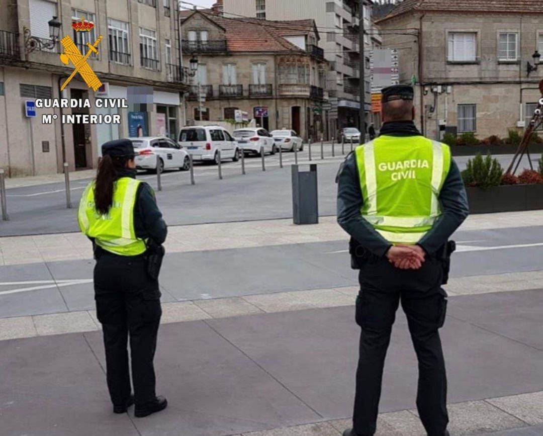 Agentes vigilando el cumpliento del Estado de Alarma