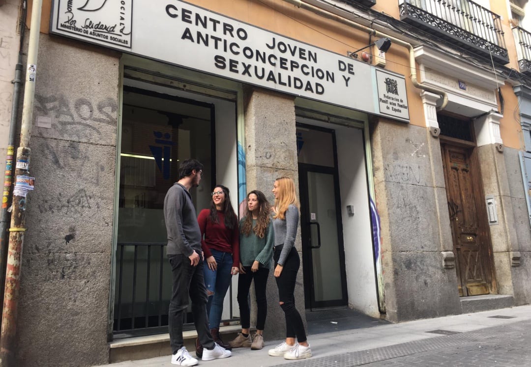 Jesús Manuel Lagar, Marieta Linares, Irene Maté y Paula Mirad, voluntarios del Centro Joven de Anticoncepción y Sexualidad de la Federación Estatal de Planificación Familiar en la calle San Vicente Ferrer de Madrid.