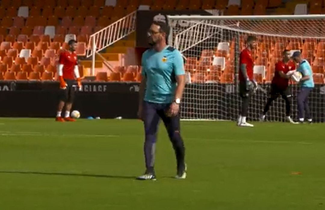 Bordalás, en un entrenamiento en Mestalla.