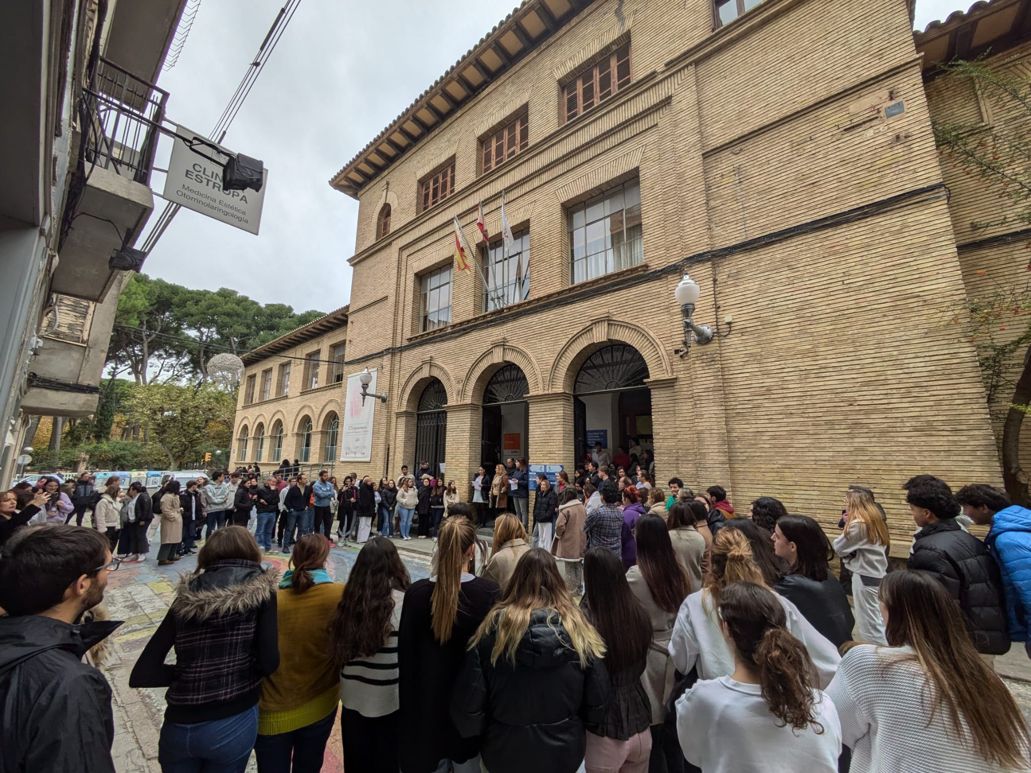 Lectura del manifiesto de la Universidad ante la Facultad de Ciencias Humanas y la Educación