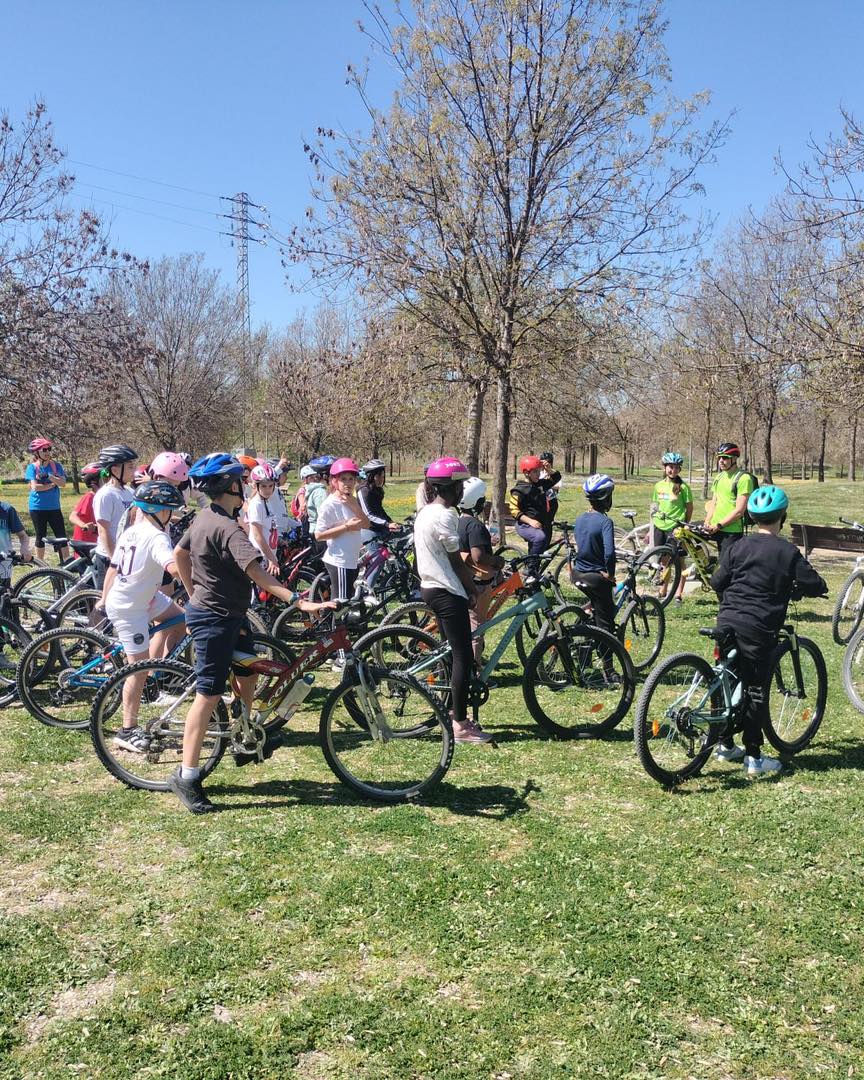 El Ayuntamiento de Monzón y la Asociación Entre Ruedas renuevan el programa del Aula en Bici