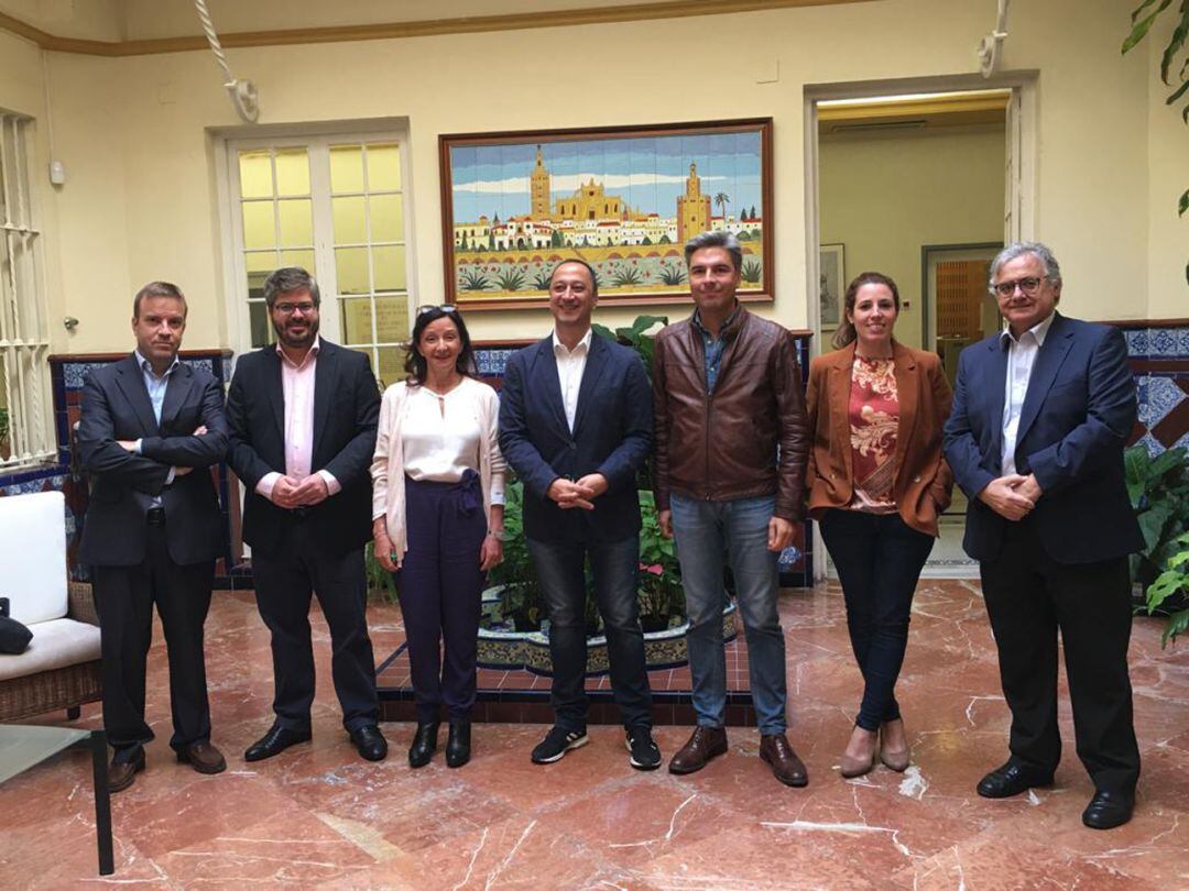 Los políticos participantes en el debate de La Ventana Andalucía (SER) junto al director de la Cadena SER en Andalucía, Antonio Yélamo, a la derecha; y al director del programa, Fernando Pérez Monguió, a la izquierda