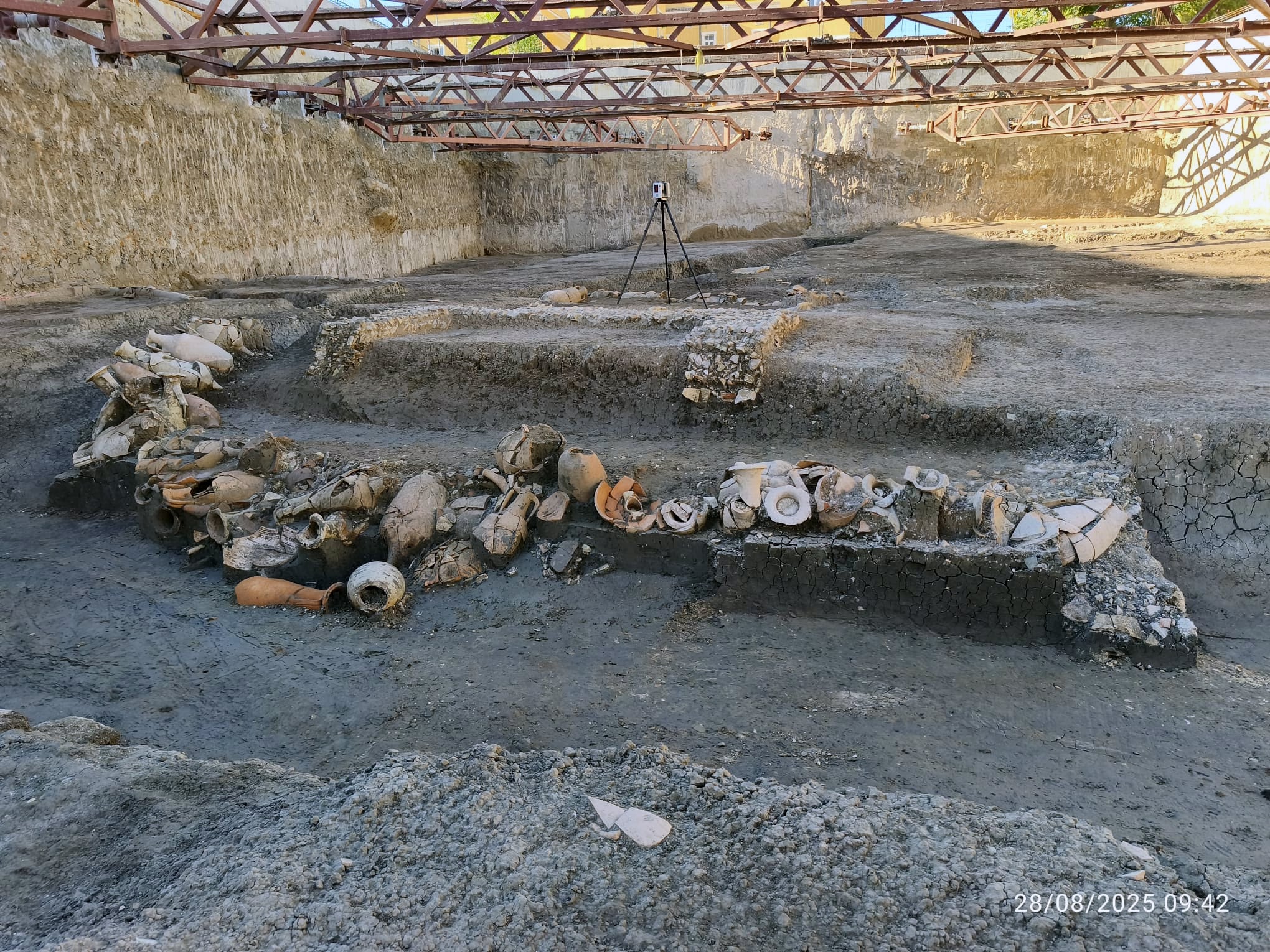 SEVILLA, 04/11/2025.-Restos romanos localizados en Sevilla durante la construcción de viviendas del Grupo ABU en la parcela de las antiguas naves militares de Santa Bárbara. Desde Residencial en Artillería partían barcas con ánforas de vino, aceite, salazones y garum hacia Roma .EFE/Grupo ABU