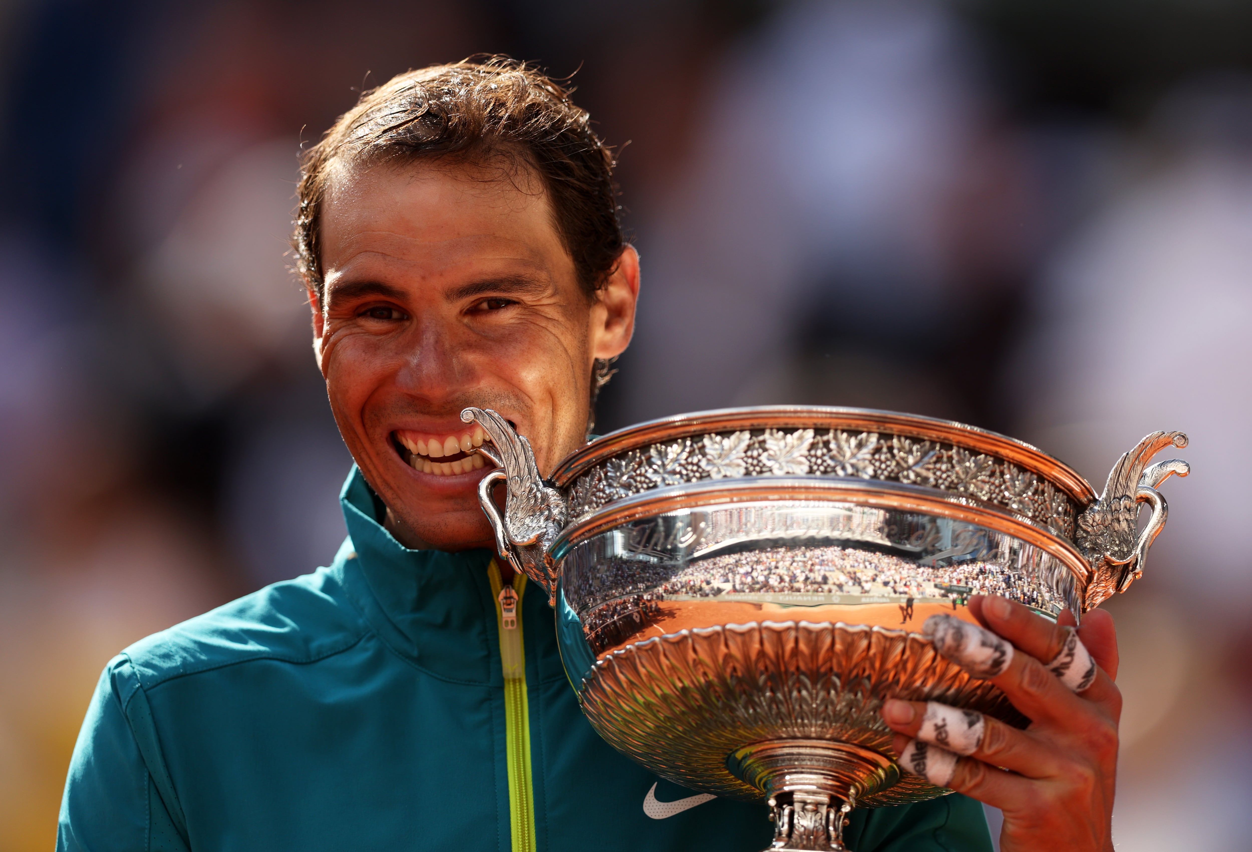 Rafa Nadal con el título de Roland Garros