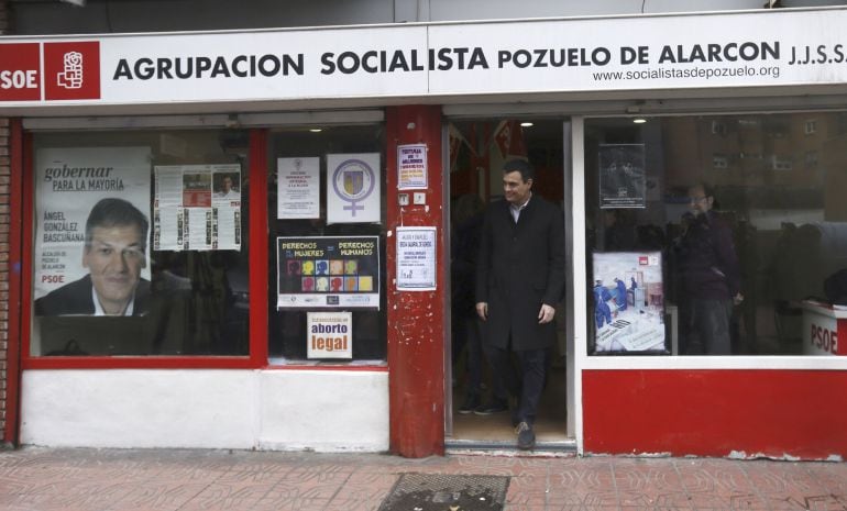 Sánchez abandona la agrupación socialista en la que ha depositado el voto este sábado por la mañana.