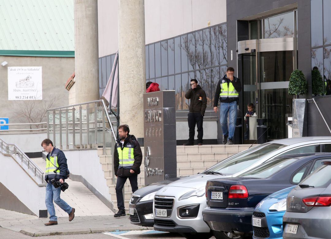 Agentes de la policía durante un registro