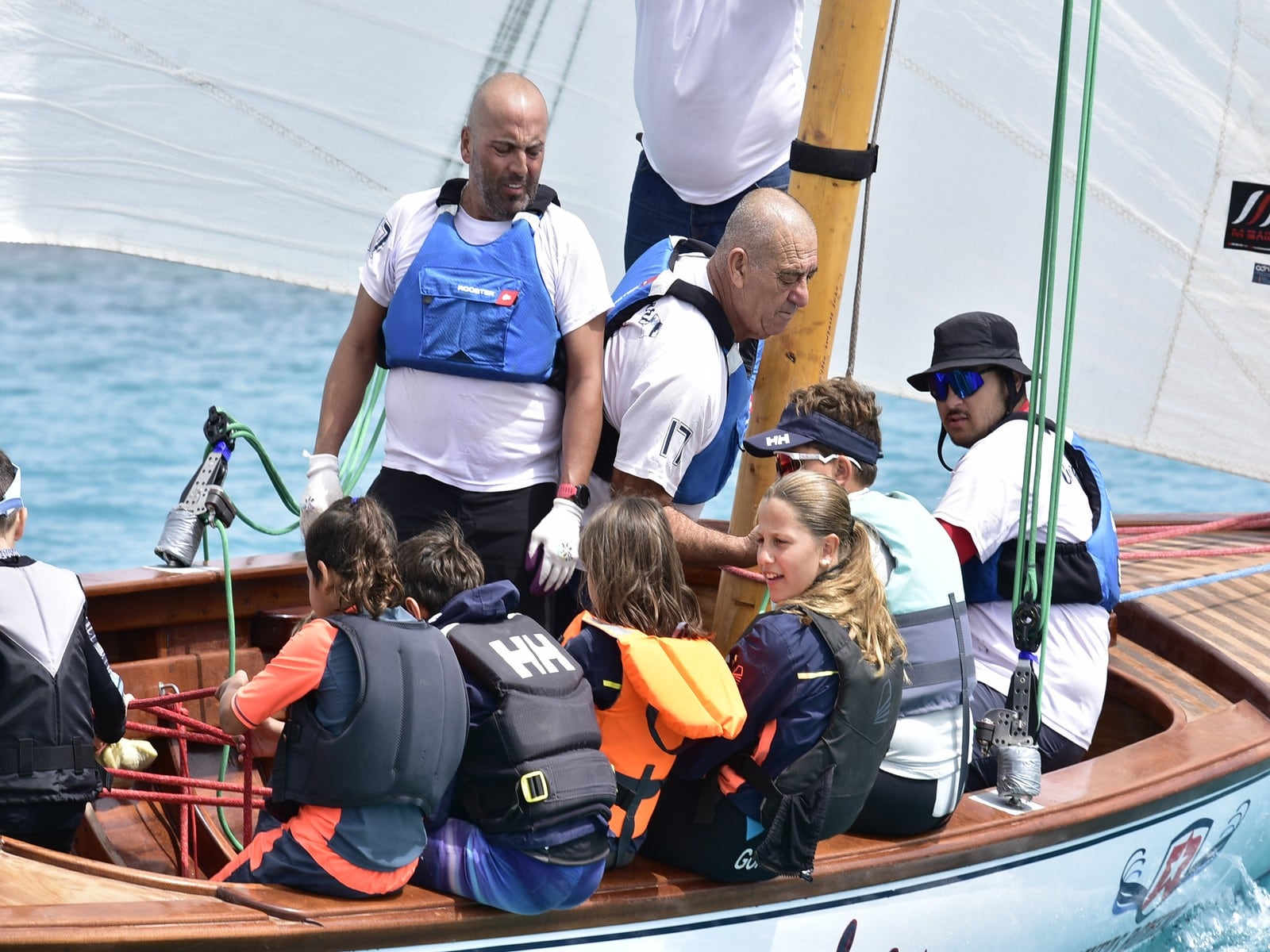 Monitores y alumnos de la Escuela de Vela Latina de La Graciosa.