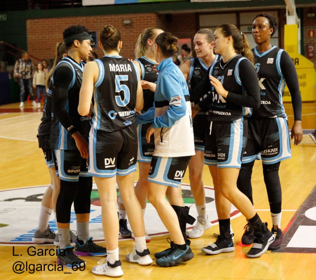 Las jugadoras del IDK Gipuzkoa celebran la victoria en Girona