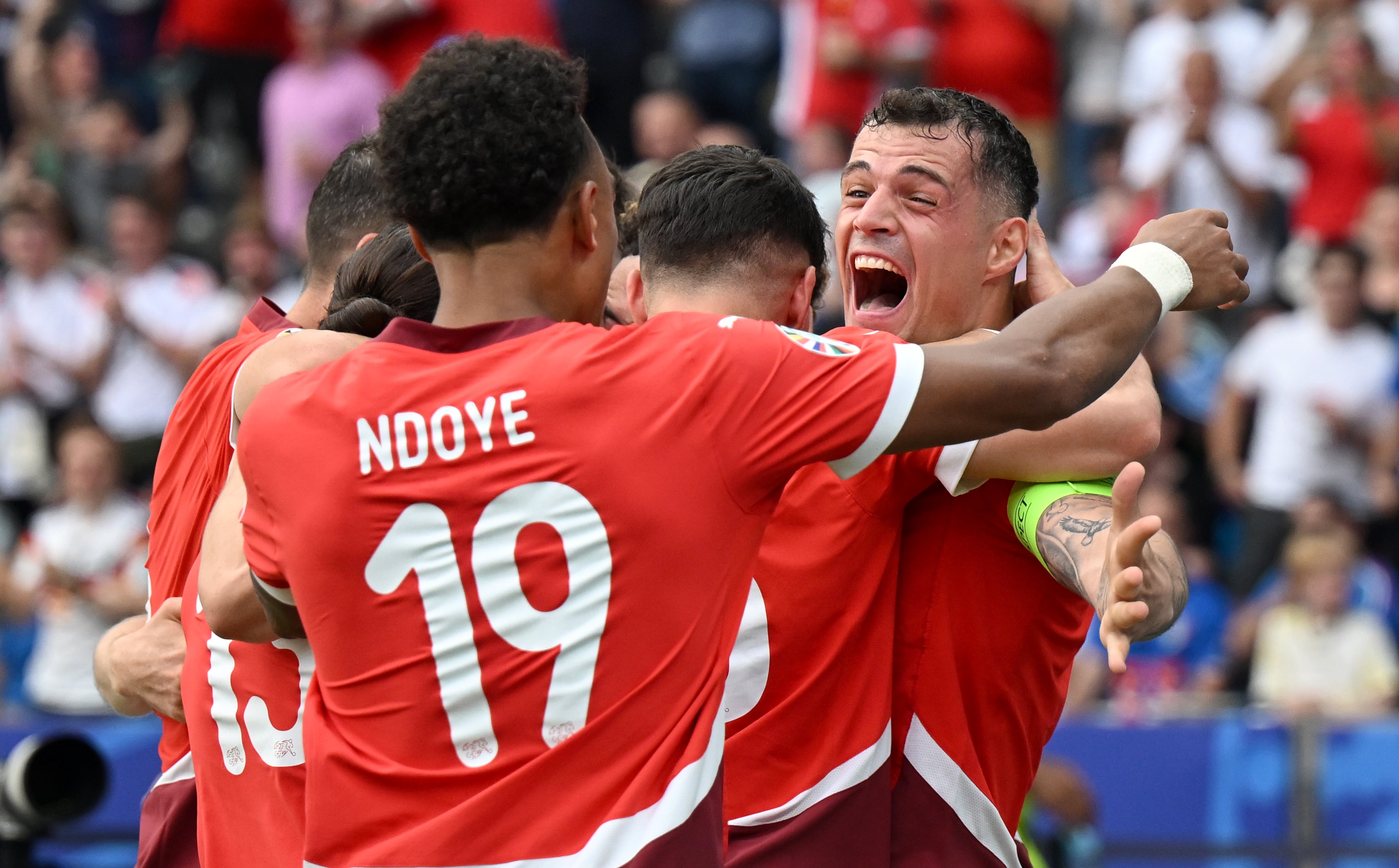 Los jugadores de la selección Suiza se abrazan alrededor de Granit Xhaka celebrando el 2-0 ante Italia