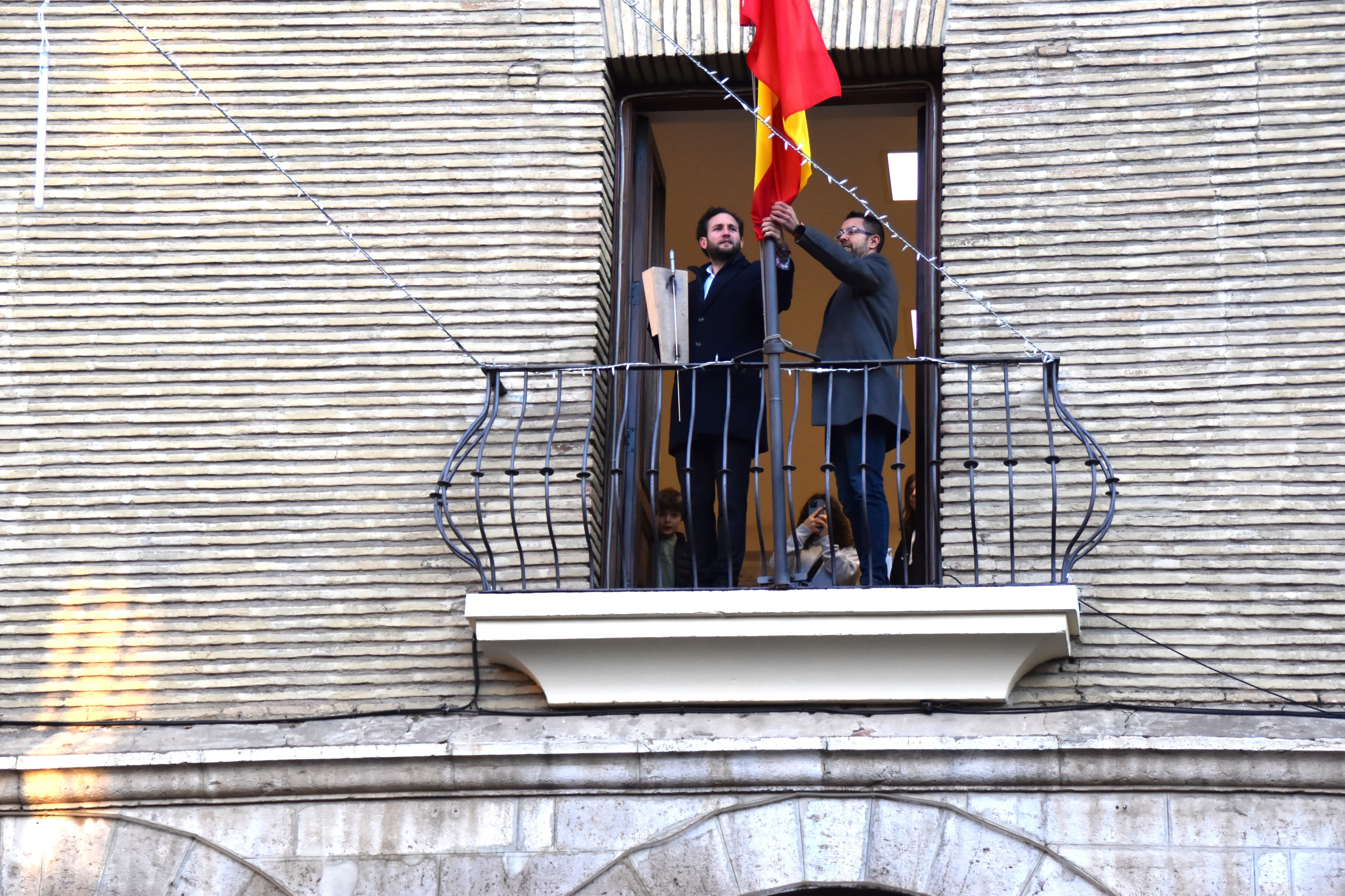 Isaac Claver y Jairo Sánchez lanzan el cohete. Foto: Ayuntamiento de Monzón