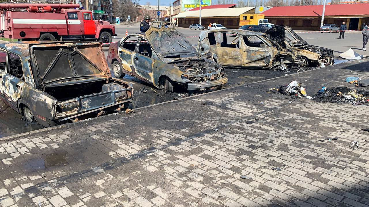 Coches calcitados tras el ataque ruso en la estación de tren de Kramatorsk (Donbass).