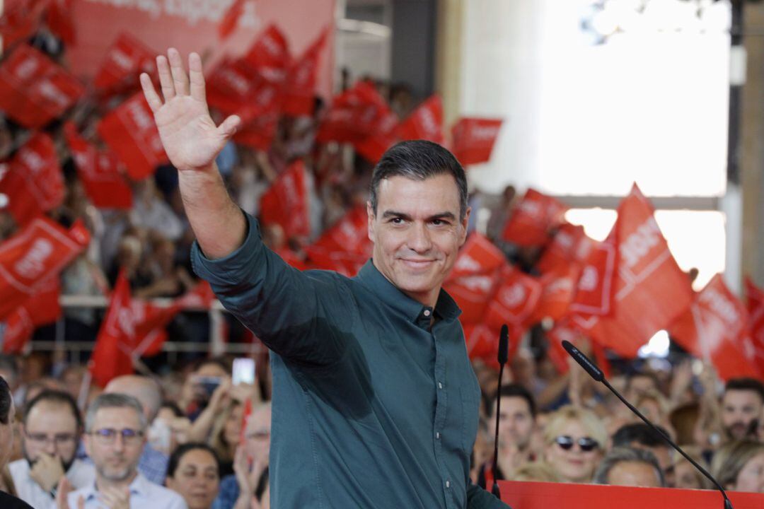 Pedro Sánchez, saluda en un mitin en Mislata