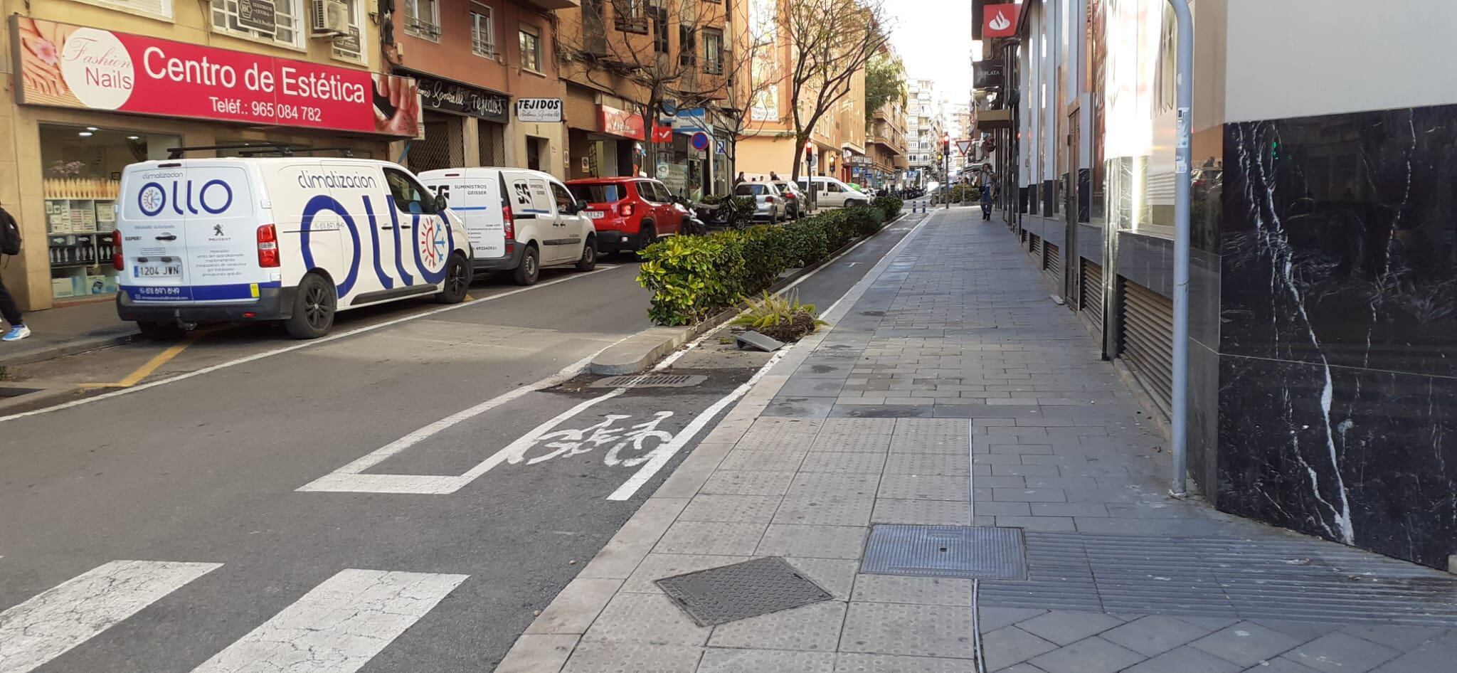 Una maceta cae sobre un carril bici de Alicante a causa del viento