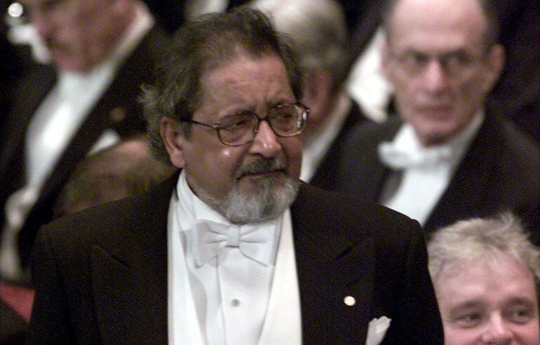 V.S. Naipaul al recibir su premio Nobel de Literatura