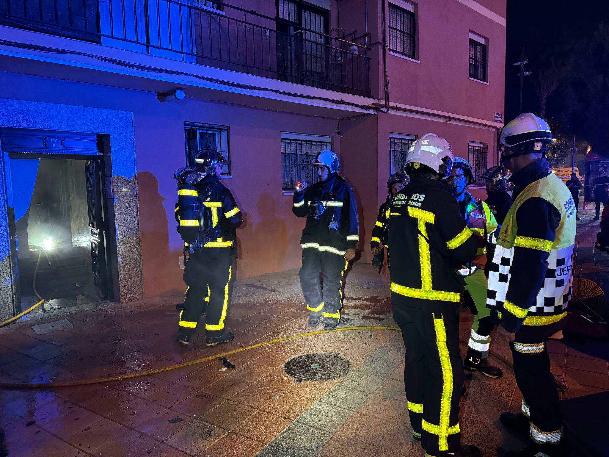 Los Bomberos de la Comunidad de Madrid actuando en la vivienda