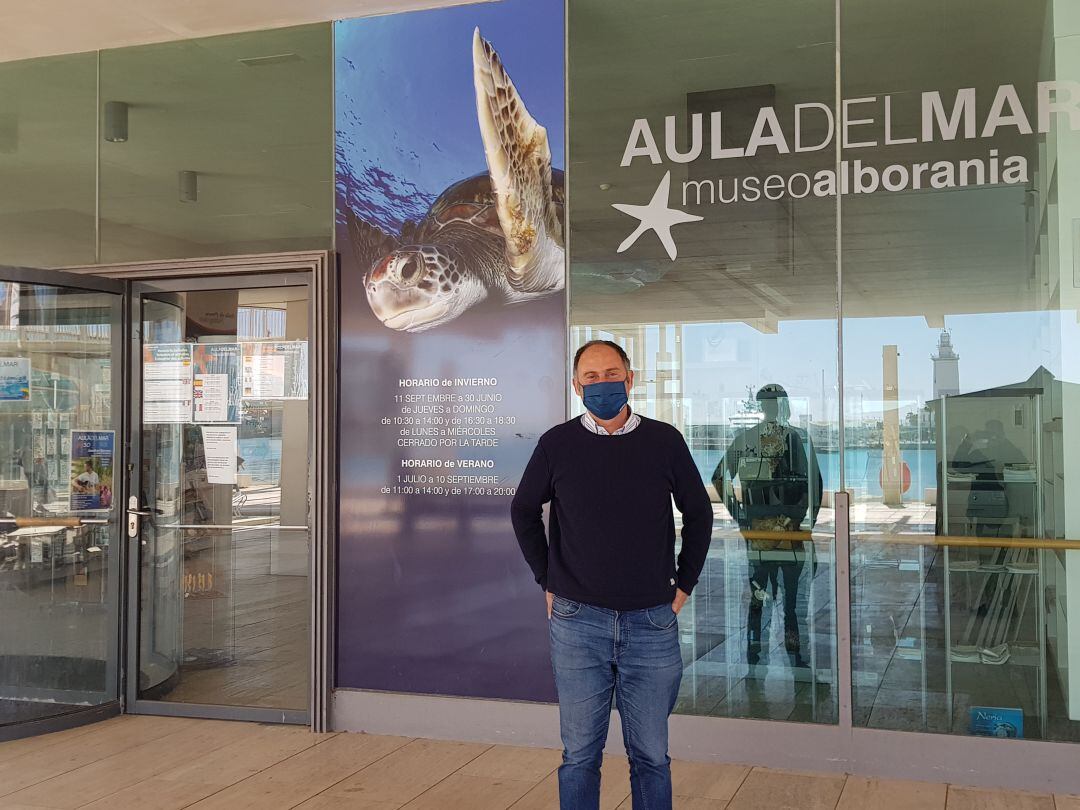 Juan Jesús Martín en las puertas cerradas del  Aula del Mar y el Museo Alborania