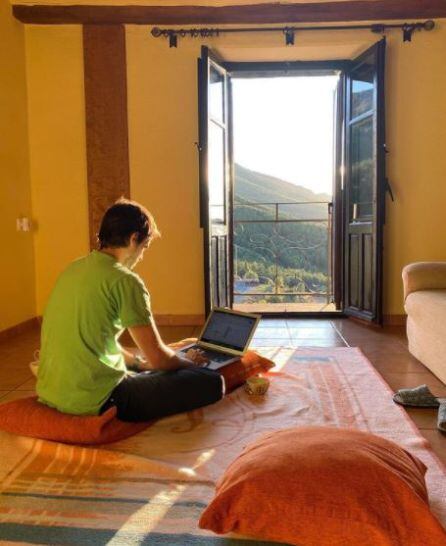 Joven teletrabajando desde un pueblo