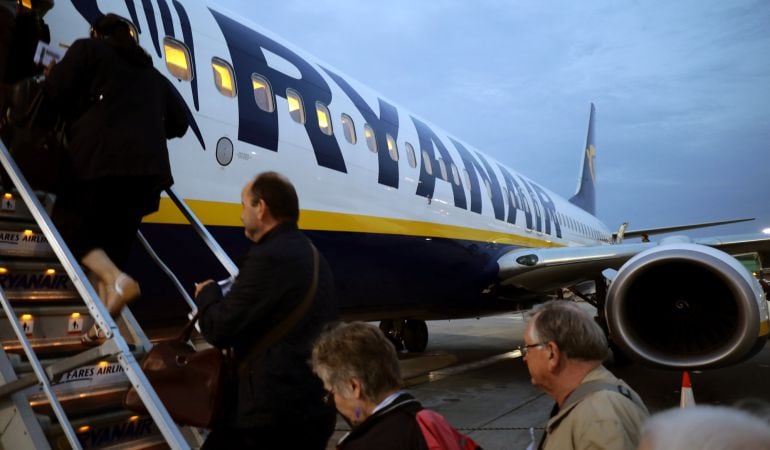 Pasajeros subiéndose a uno de los aviones de Ryanair en el aeropuerto de Stansted.