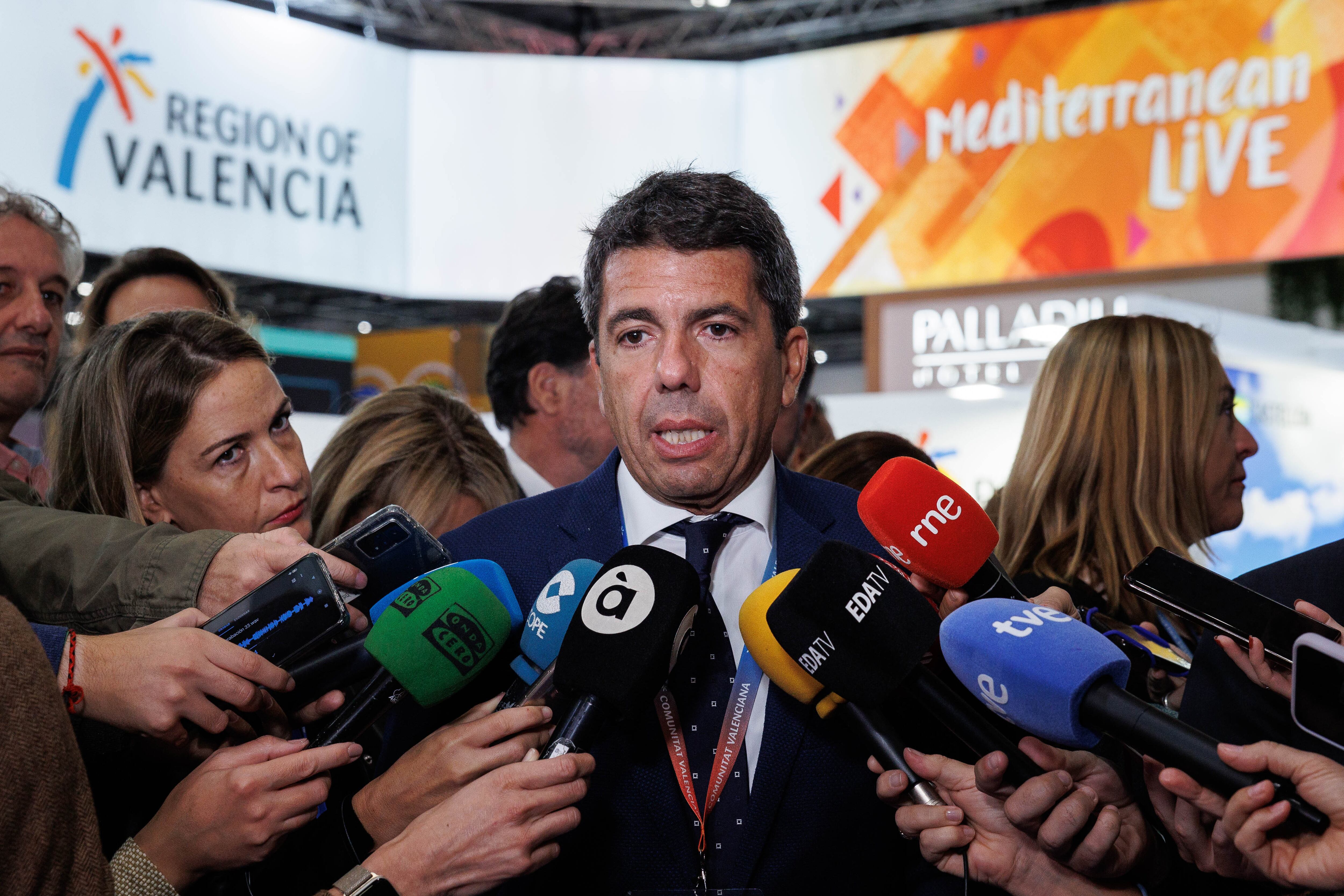 El president de la Generalitat, Carlos Mazón, atiende a los medios de comunicación durante la primera jornada de la feria de turismo World Travel Market (WTM) de Londres