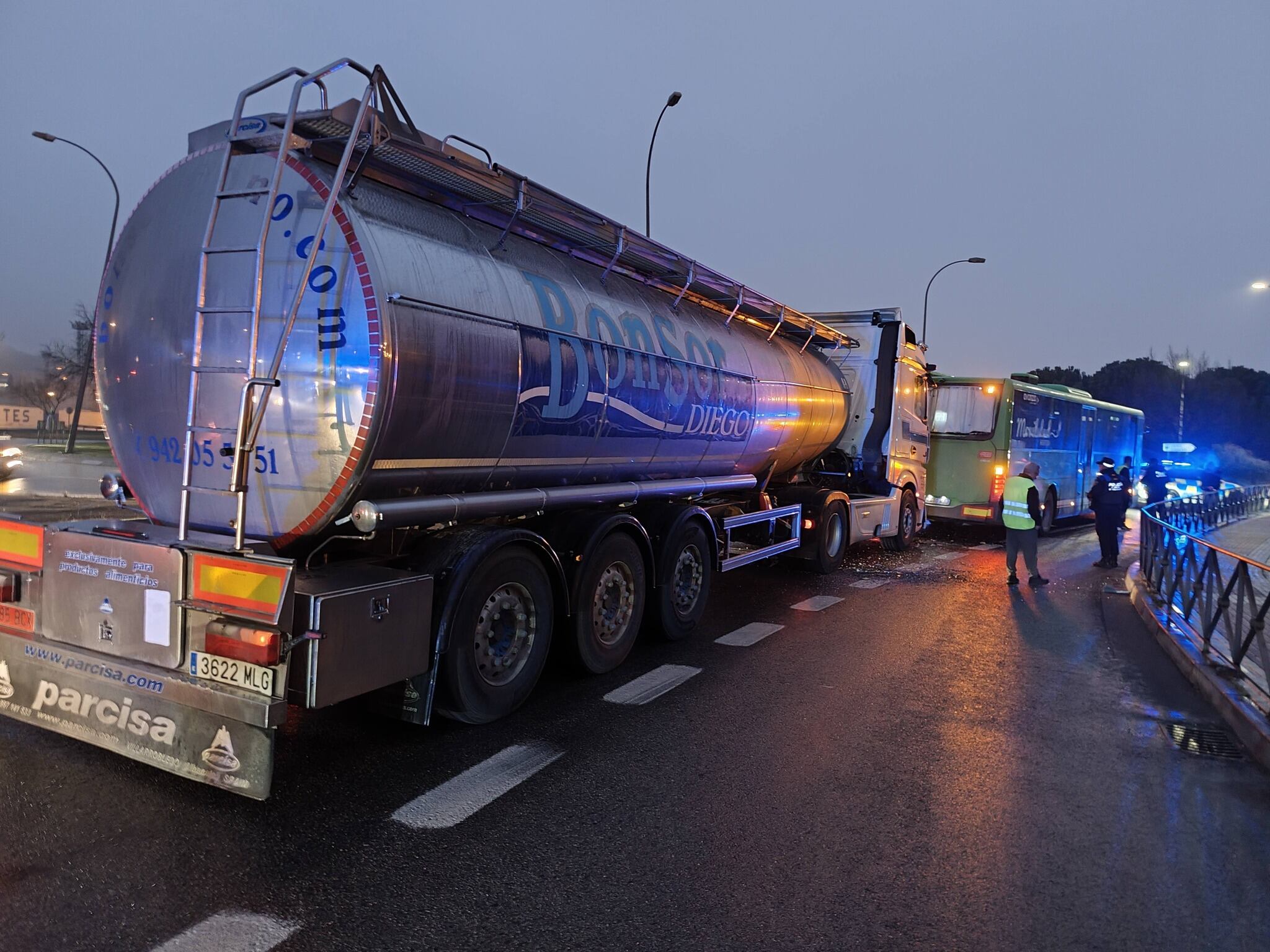 El camión y el autobús interurbano de la línea 691 involucrados en el accidente de esta mañana en la M-601 de Collado Villalba, donde ocho personas resultaron heridas leves.