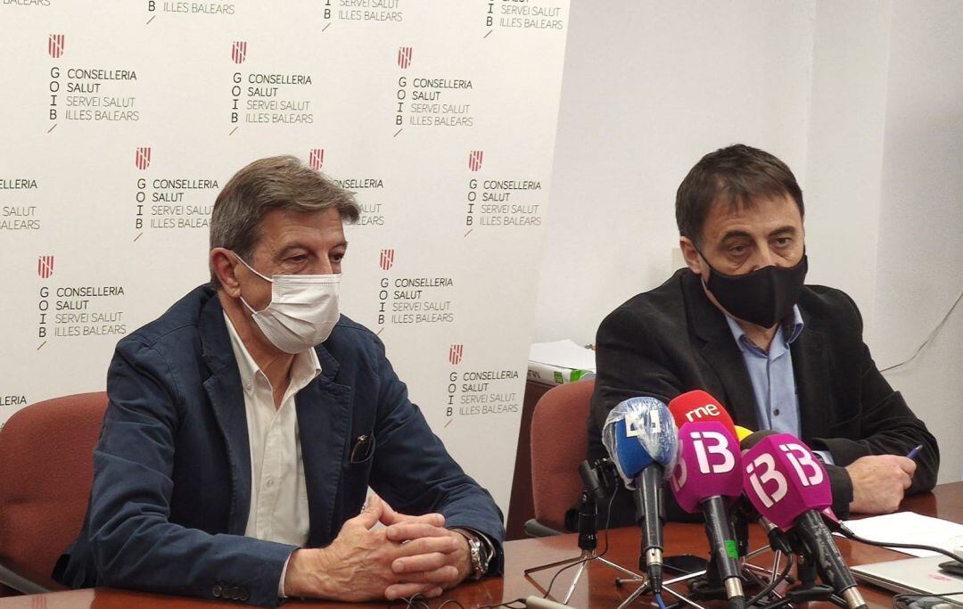 El presidente del Cofib, Antoni Real, y el director de Gestión y Presupuestos del Servicio de Salud, Manuel Palomino Chacón. CAIB
 