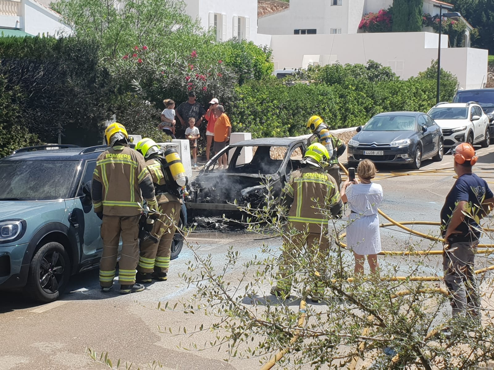 El foc va destruir un cotxe i afectar a un altre.
