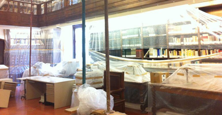 Imatge de la biblioteca de l'IEI, on s’han d’acabar de fer obres amb l’objectiu de reobrir-la per Sant Jordi