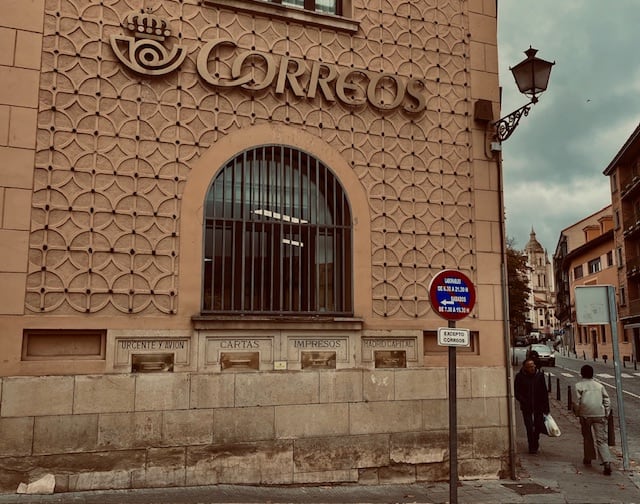 Edificio de la Oficina Central de Correos en Segovia.