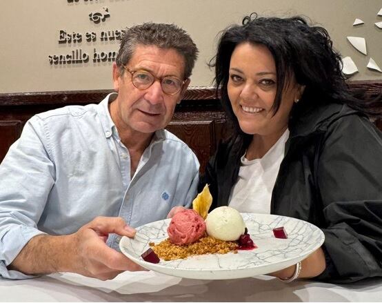 Rocío Ruiz (CEO de Gastronomía José María) y Juan Vicente Cuesta Moreno (Pte. Asociación Española Contra el Cáncer de Segovia) con la Tarta de Quesos Castellanos con helado de fresa