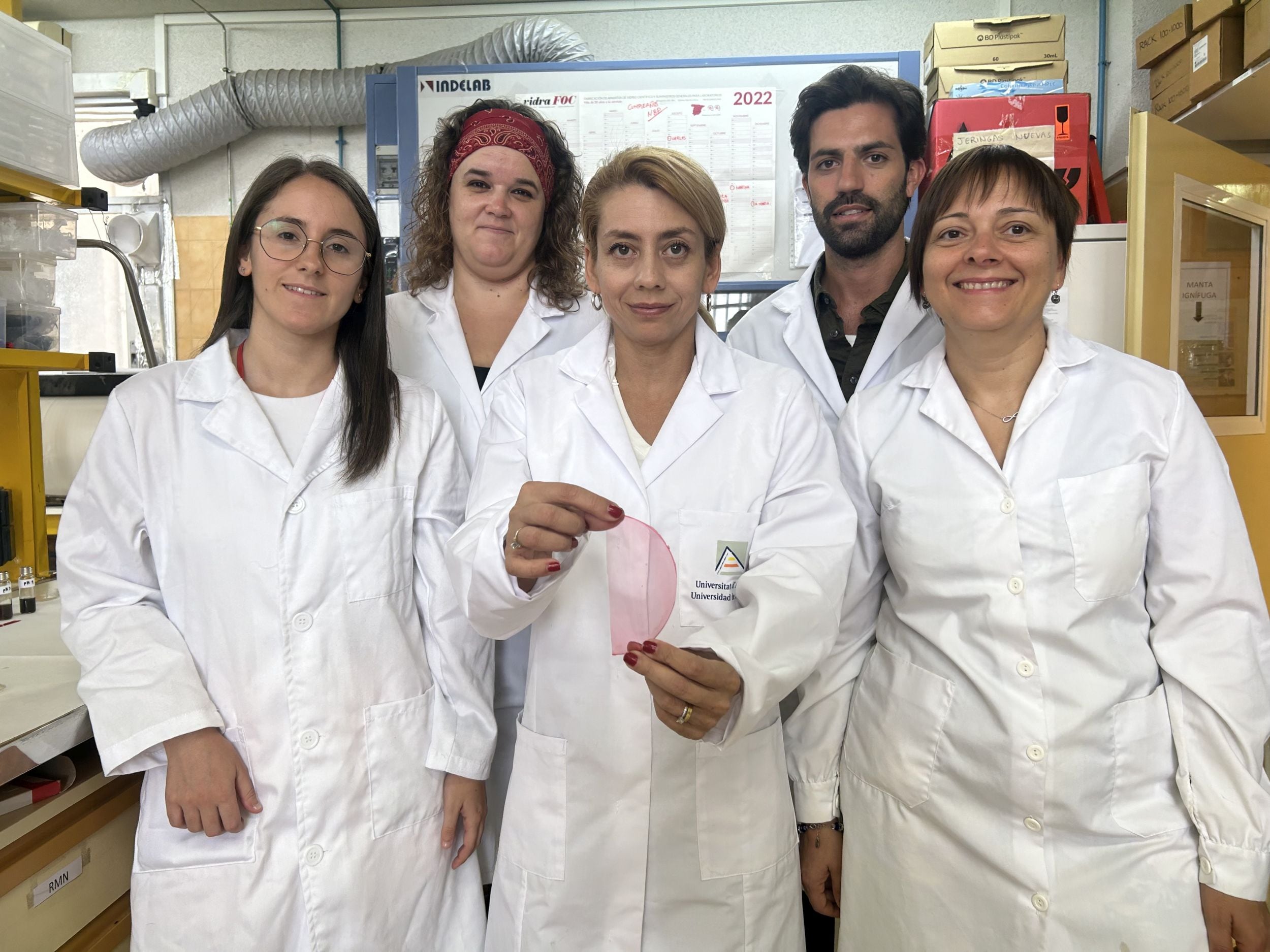 Imagen del equipo de la UA que ha desarrollado el sensor de estado de alimentos frescos