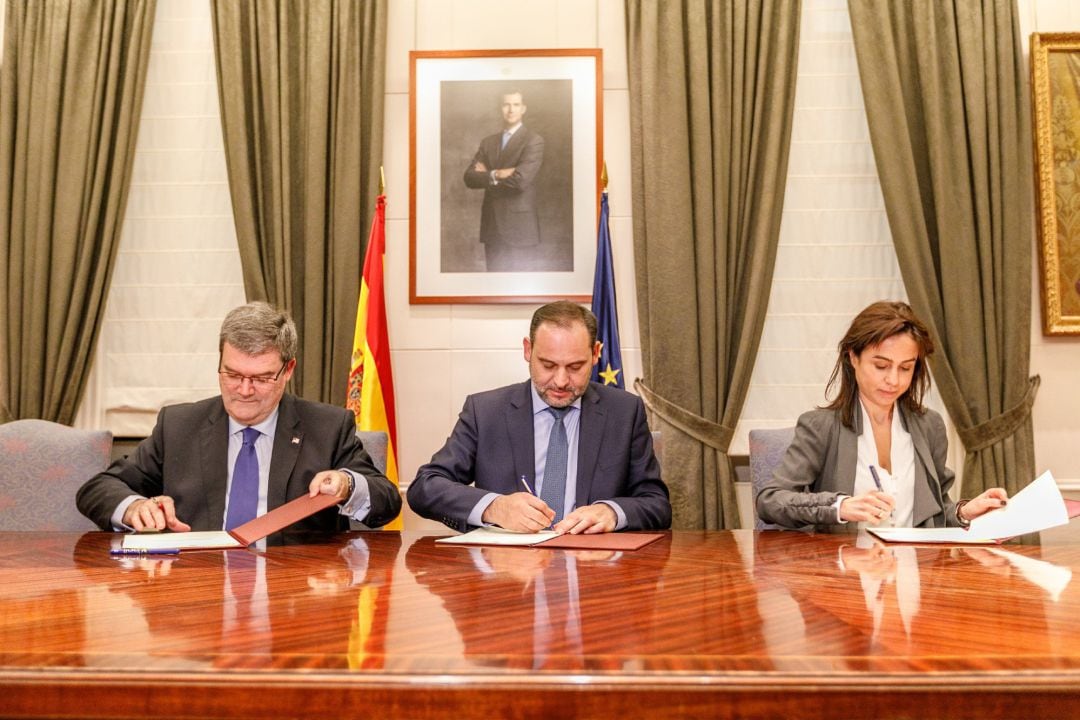 El ministro de Fomento, José Luis Ábalos, ha suscrito esta tarde junto con el alcalde de Bilbao, Juan María Aburto, y la presidenta de Adif, Isabel Pardo de Vera, el Protocolo de Colaboración entre el Ministerio de Fomento, el Ayuntamiento de Bilbao y Adif para la Integración del Ferrocarril en el barrio de Zorrotza. 
 POLITICA 
 MINISTERIO DE FOMENTO
 