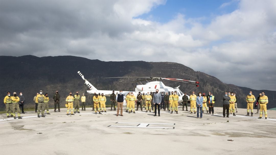 Efectivos del equipo de la BRIF y helicóptero en el helipuerto de Ruente.