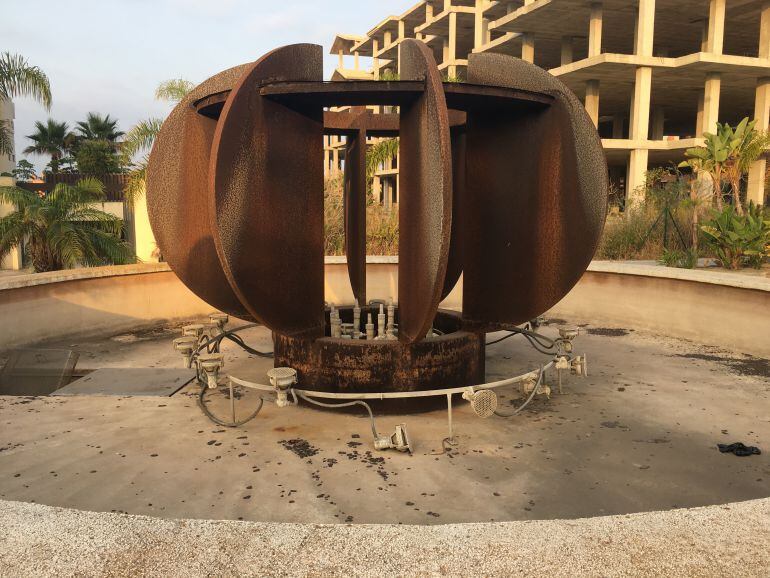 Imagen de la fuente deteriorada de Playa Granada (Motril)