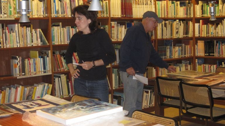 Moment en el que s&#039;escullen les obres participants al supermercat d&#039;art.